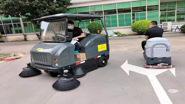 提升清洁效率，，驾驶式扫地车来袭！