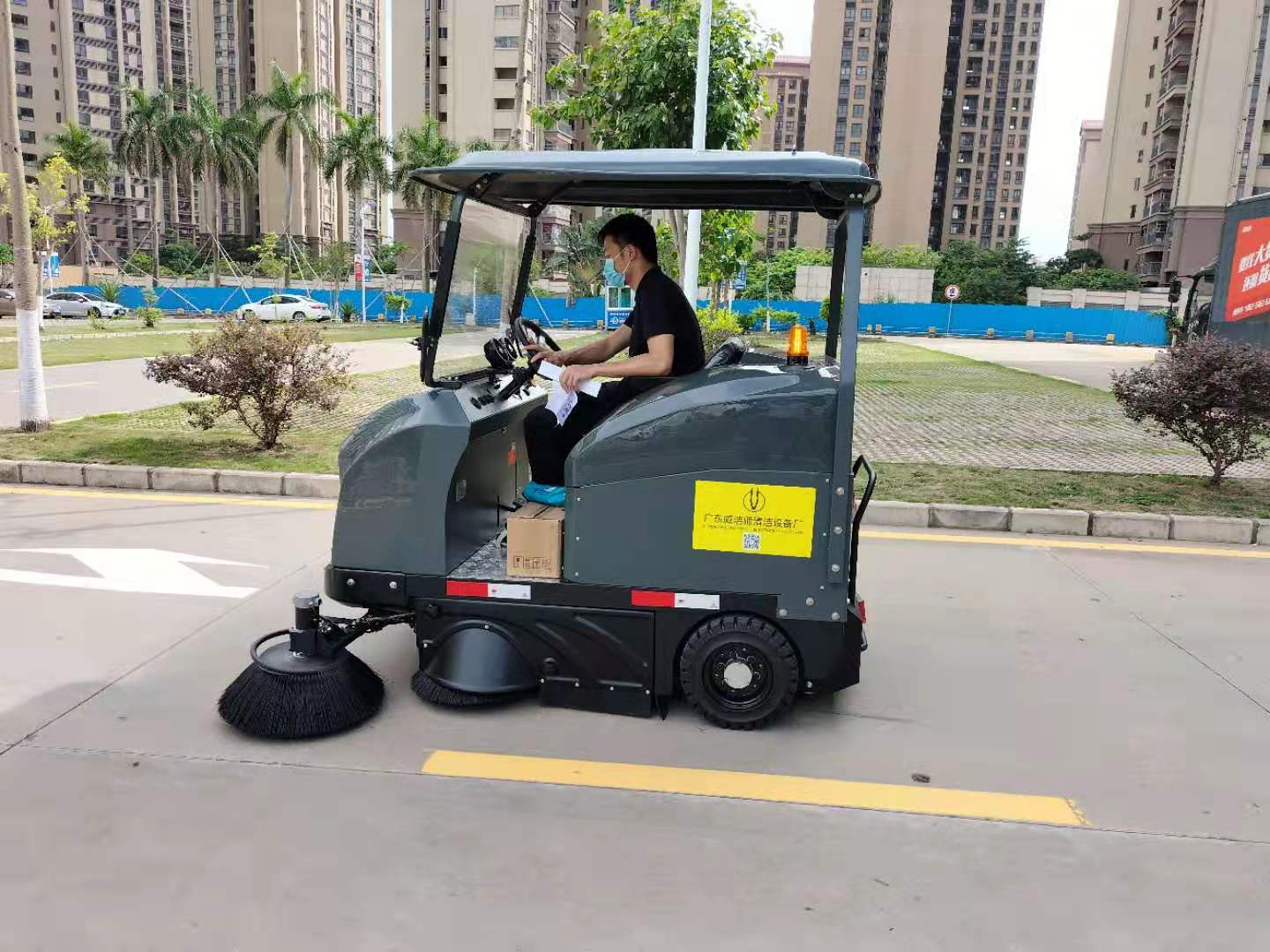 智能驱动，，，，清洁未来：驾驶式扫地车的刷新之路