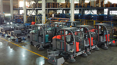 小型驾驶式扫地机是怎么举行事情的？？？？工业驾驶式扫地机有什么优点？？？？